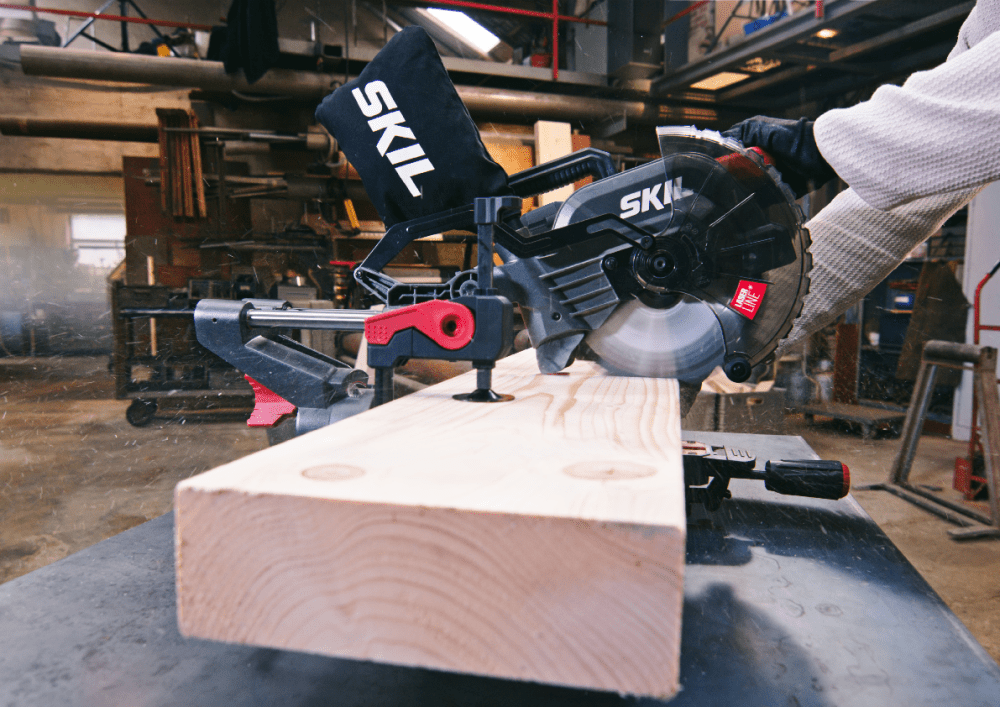 Cordless sliding mitre saw